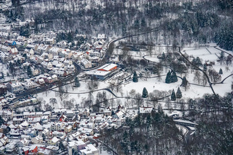 Vue aérienne de Kurhaus Waldbronn sous la neige à le quartier Reichenbach in Waldbronn dans le département Bade-Wurtemberg, Allemagne