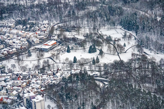 Vue aérienne de Kurhaus Waldbronn sous la neige à le quartier Reichenbach in Waldbronn dans le département Bade-Wurtemberg, Allemagne