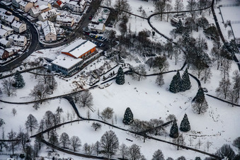 Vue aérienne de Parc Kurpark enneigé en hiver avec café Herzog en Reichenbach à le quartier Reichenbach in Waldbronn dans le département Bade-Wurtemberg, Allemagne
