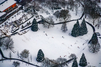 Vue aérienne de Luge dans le parc thermal à le quartier Reichenbach in Waldbronn dans le département Bade-Wurtemberg, Allemagne