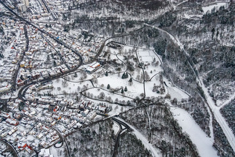 Vue aérienne de Parc thermal en hiver à le quartier Reichenbach in Waldbronn dans le département Bade-Wurtemberg, Allemagne