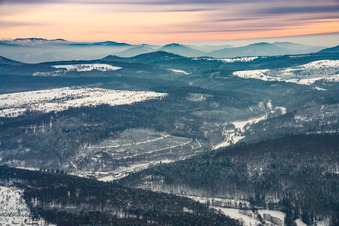 Vue aérienne de Zone forestière hivernale dans la vallée enneigée de l'Alb avec la Forêt-Noire en toile de fond à l'horizon à le quartier Schluttenbach in Ettlingen dans le département Bade-Wurtemberg, Allemagne