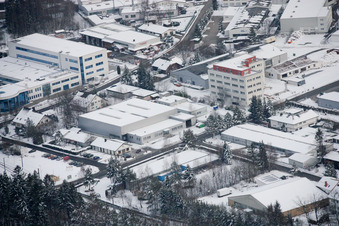 Vue aérienne de Zone industrielle et commerciale enneigée en hiver dans le district d'Ittersbach à le quartier Im Stockmädle in Karlsbad dans le département Bade-Wurtemberg, Allemagne