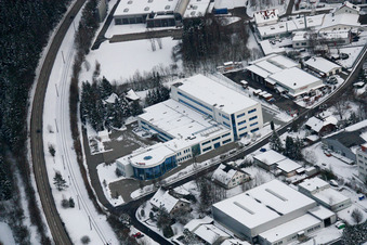 Vue d'oiseau de Ittersbach, zone industrielle à le quartier Im Stockmädle in Karlsbad dans le département Bade-Wurtemberg, Allemagne