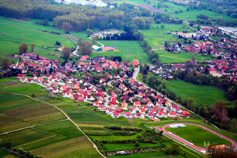 Vue aérienne de Vue sur le village à le quartier Altenstadt in Wissembourg dans le département Bas Rhin, France