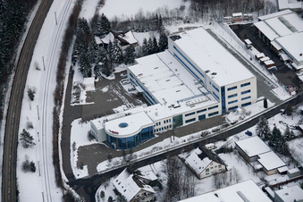 Enregistrement par drone de Ittersbach, zone industrielle à le quartier Im Stockmädle in Karlsbad dans le département Bade-Wurtemberg, Allemagne