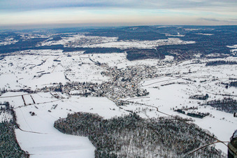 Vue aérienne de Dans la neige à le quartier Ottenhausen in Straubenhardt dans le département Bade-Wurtemberg, Allemagne