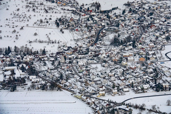 Vue aérienne de Dans la neige à le quartier Ottenhausen in Straubenhardt dans le département Bade-Wurtemberg, Allemagne