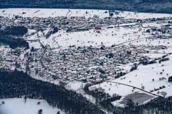 Vue aérienne de Dans la neige à le quartier Feldrennach in Straubenhardt dans le département Bade-Wurtemberg, Allemagne