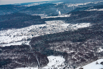 Vue aérienne de Dans la neige à le quartier Arnbach in Neuenbürg dans le département Bade-Wurtemberg, Allemagne
