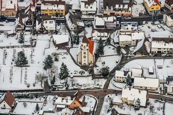 Vue aérienne de Église protestante enneigée en hiver à Ottenhausen à le quartier Ottenhausen in Straubenhardt dans le département Bade-Wurtemberg, Allemagne