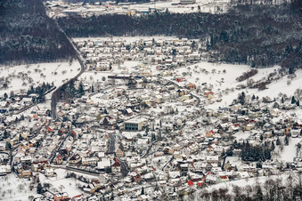 Vue aérienne de Vue de la ville depuis l'ouest, en bordure de la Forêt-Noire, en hiver sous la neige. à le quartier Schwann in Straubenhardt dans le département Bade-Wurtemberg, Allemagne