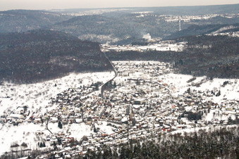 Vue aérienne de Champs agricoles et terres agricoles enneigés en hiver à le quartier Gräfenhausen in Birkenfeld dans le département Bade-Wurtemberg, Allemagne
