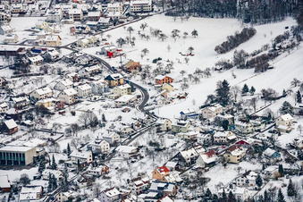 Vue aérienne de Vue de la ville depuis le sud, en bordure de la Forêt-Noire, en hiver sous la neige. à le quartier Arnbach in Neuenbürg dans le département Bade-Wurtemberg, Allemagne