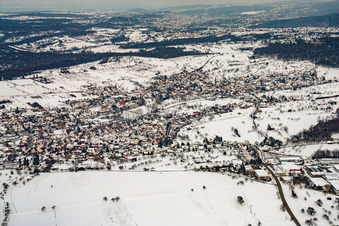 Vue aérienne de Lieu vu de l'ouest en hiver avec de la neige à le quartier Gräfenhausen in Birkenfeld dans le département Bade-Wurtemberg, Allemagne