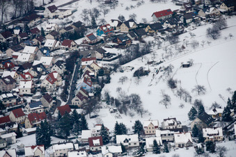 Vue aérienne de Vue du village enneigé en hiver à le quartier Gräfenhausen in Birkenfeld dans le département Bade-Wurtemberg, Allemagne