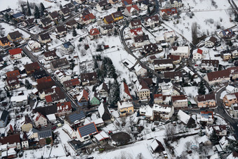 Vue aérienne de Vue de la ville en hiver sous la neige à le quartier Obernhausen in Birkenfeld dans le département Bade-Wurtemberg, Allemagne