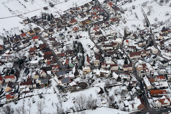 Vue aérienne de Vue de la ville en hiver sous la neige à le quartier Obernhausen in Birkenfeld dans le département Bade-Wurtemberg, Allemagne