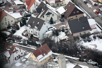 Vue aérienne de Mühlgasse en hiver sous la neige à le quartier Gräfenhausen in Birkenfeld dans le département Bade-Wurtemberg, Allemagne