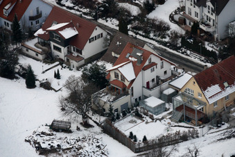 Vue aérienne de Mühlgasse en hiver sous la neige à le quartier Gräfenhausen in Birkenfeld dans le département Bade-Wurtemberg, Allemagne