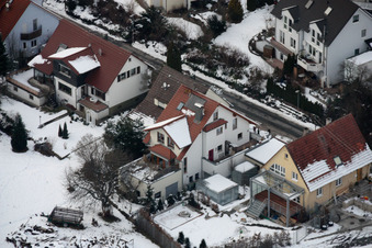 Photographie aérienne de Mühlgasse en hiver sous la neige à le quartier Gräfenhausen in Birkenfeld dans le département Bade-Wurtemberg, Allemagne