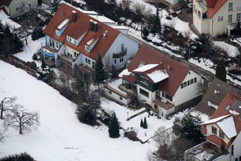 Vue oblique de Mühlgasse en hiver sous la neige à le quartier Gräfenhausen in Birkenfeld dans le département Bade-Wurtemberg, Allemagne