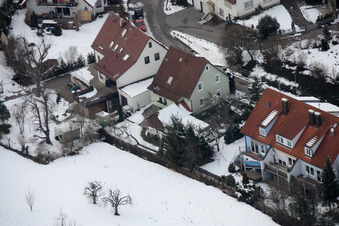 Mühlgasse en hiver sous la neige à le quartier Gräfenhausen in Birkenfeld dans le département Bade-Wurtemberg, Allemagne d'en haut