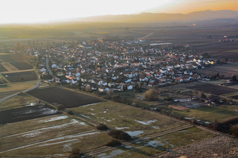 Vue aérienne de Vue de la ville depuis le sud-est à Minfeld dans le département Rhénanie-Palatinat, Allemagne