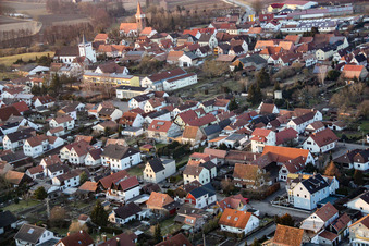 Vue aérienne de Vue de la ville depuis le sud-est à Minfeld dans le département Rhénanie-Palatinat, Allemagne