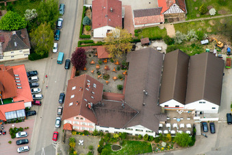 Vue aérienne de Weinstube Jülg am Weintor à le quartier Schweigen in Schweigen-Rechtenbach dans le département Rhénanie-Palatinat, Allemagne