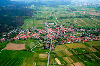 Vue aérienne de Ville du sud à Oberotterbach dans le département Rhénanie-Palatinat, Allemagne