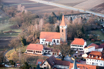 Vue aérienne de Église protestante de Minfeld à Minfeld dans le département Rhénanie-Palatinat, Allemagne
