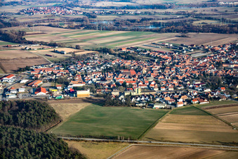 Vue aérienne de Vue de la ville depuis l'ouest à Hatzenbühl dans le département Rhénanie-Palatinat, Allemagne