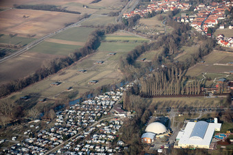 Vue aérienne de Ferme d'autruches de Mhou au camping à Rülzheim dans le département Rhénanie-Palatinat, Allemagne