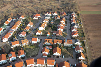 Vue aérienne de Rober-Koch-Straße dans la nouvelle zone de développement O à Bellheim dans le département Rhénanie-Palatinat, Allemagne
