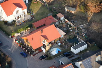 Vue oblique de Rober-Koch-Straße dans la nouvelle zone de développement O à Bellheim dans le département Rhénanie-Palatinat, Allemagne