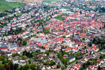 Vue aérienne de Ville du sud à Bad Bergzabern dans le département Rhénanie-Palatinat, Allemagne