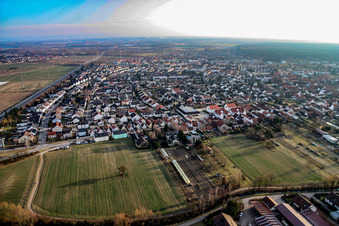 Vue aérienne de Vue de la ville depuis le nord à Rülzheim dans le département Rhénanie-Palatinat, Allemagne