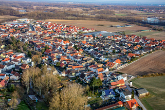 Vue aérienne de Vue du village depuis l'ouest à Kuhardt dans le département Rhénanie-Palatinat, Allemagne