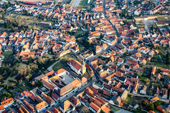 Vue aérienne de Rue principale à Rheinzabern dans le département Rhénanie-Palatinat, Allemagne