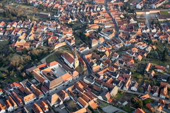 Vue aérienne de Bâtiment d'église au centre du village à Rheinzabern dans le département Rhénanie-Palatinat, Allemagne