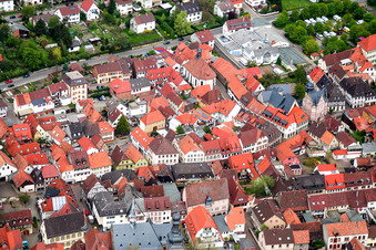 Vue aérienne de Église de montagne, Königstr à Bad Bergzabern dans le département Rhénanie-Palatinat, Allemagne