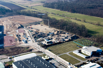 Construction d'un nouveau hall logistique dans la zone industrielle d'Am Horst à le quartier Minderslachen in Kandel dans le département Rhénanie-Palatinat, Allemagne du point de vue du drone