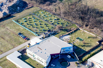 Vue aérienne de Zone d'installations sportives de l'arène du stade Paintball Area Kandel AKRA GmbH dans le quartier de la zone industrielle de Horst à le quartier Minderslachen in Kandel dans le département Rhénanie-Palatinat, Allemagne