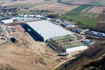 Vue aérienne de Construction d'un nouveau hall logistique dans la zone industrielle d'Am Horst à le quartier Minderslachen in Kandel dans le département Rhénanie-Palatinat, Allemagne
