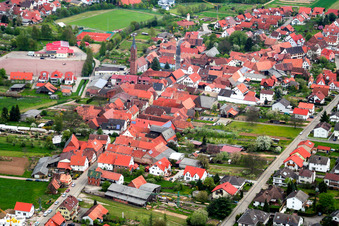 Vue aérienne de Rue principale supérieure à le quartier Kapellen in Kapellen-Drusweiler dans le département Rhénanie-Palatinat, Allemagne