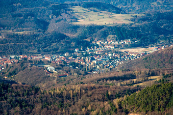 Vue aérienne de Vue de la ville depuis le sud à Annweiler am Trifels dans le département Rhénanie-Palatinat, Allemagne
