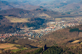 Vue aérienne de Vue de la ville depuis Asselstein, orientée sud-ouest vers la vallée de Queich à Annweiler am Trifels dans le département Rhénanie-Palatinat, Allemagne