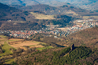 Vue aérienne de Vue de la ville depuis Asselstein, orientée sud-ouest vers la vallée de Queich à Annweiler am Trifels dans le département Rhénanie-Palatinat, Allemagne