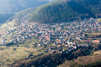 Vue aérienne de Vue des rues et des maisons dans les quartiers résidentiels à Wernersberg dans le département Rhénanie-Palatinat, Allemagne